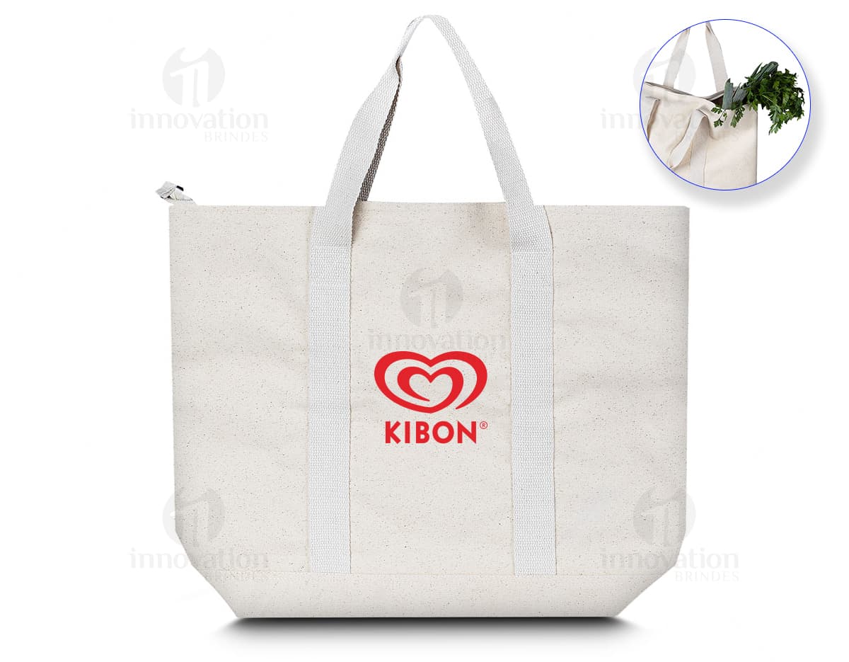 Bolsa de algodão marrom, estilo vintage, textura de papel envelhecido. A embalagem está vazia e aberta, com alça de couro. Ideal para compras e presente. Meio suja e manchada, transmitindo um ar de elegância e sofisticação.