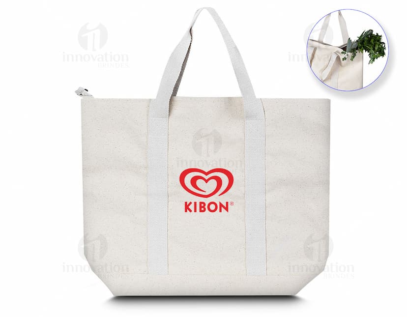 Bolsa de algodão marrom, estilo vintage, textura de papel envelhecido. A embalagem está vazia e aberta, com alça de couro. Ideal para compras e presente. Meio suja e manchada, transmitindo um ar de elegância e sofisticação.