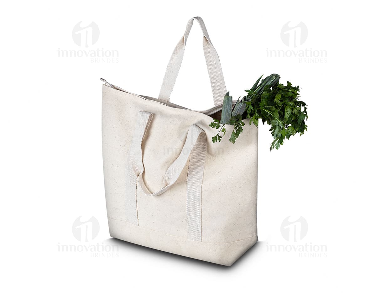 Bolsa de algodão marrom, estilo vintage, textura de papel envelhecido. A embalagem está vazia e aberta, com alça de couro. Ideal para compras e presente. Meio suja e manchada, transmitindo um ar de elegância e sofisticação.