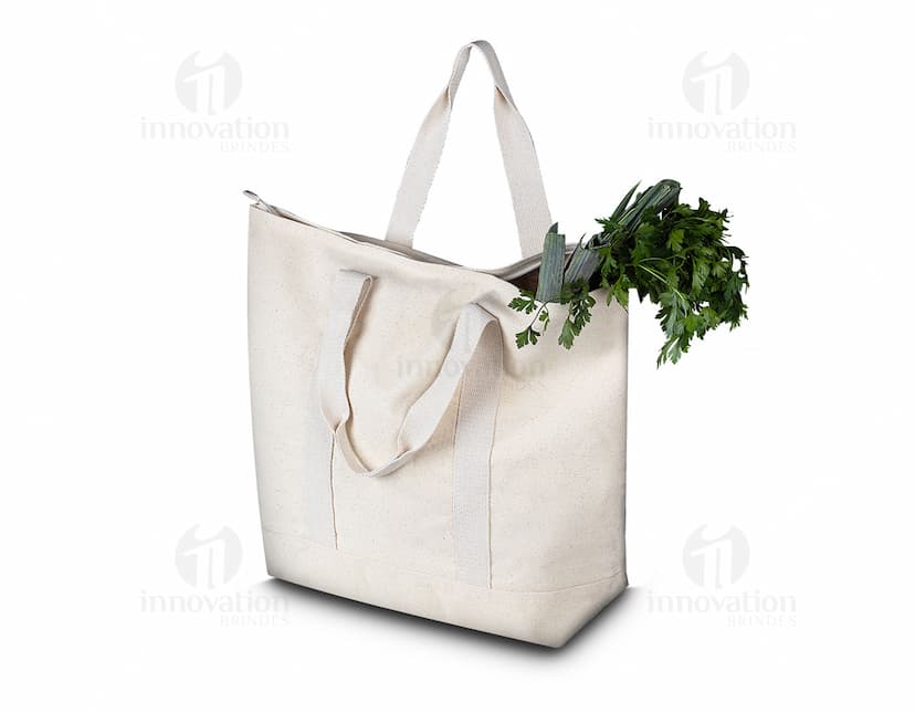 Bolsa de algodão marrom, estilo vintage, textura de papel envelhecido. A embalagem está vazia e aberta, com alça de couro. Ideal para compras e presente. Meio suja e manchada, transmitindo um ar de elegância e sofisticação.