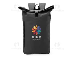Mochila 26 Litros na cor preta com bolsos laterais, alças ajustáveis e zíper frontal.