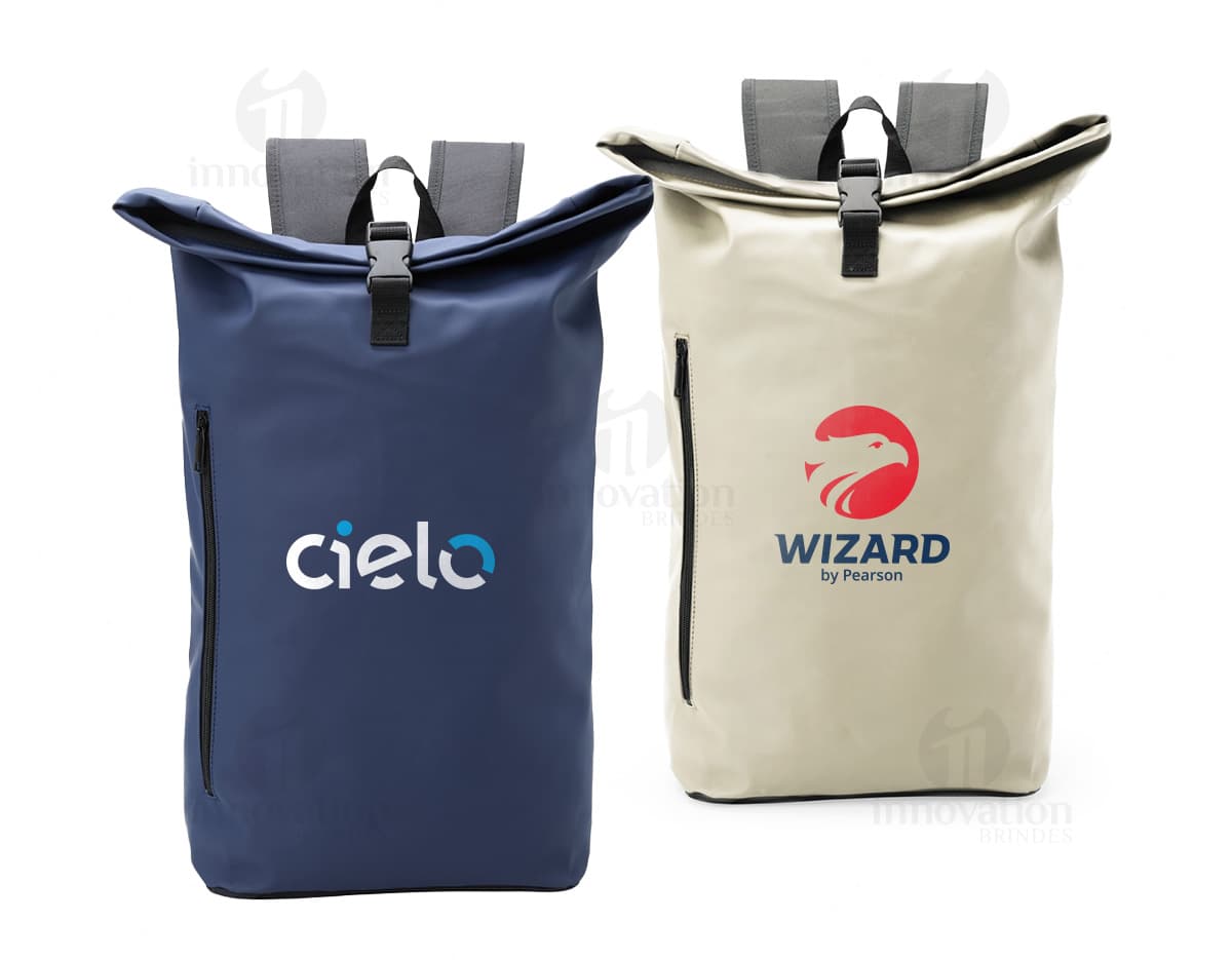 Mochila 26 Litros na cor preta com bolsos laterais, alças ajustáveis e zíper frontal.