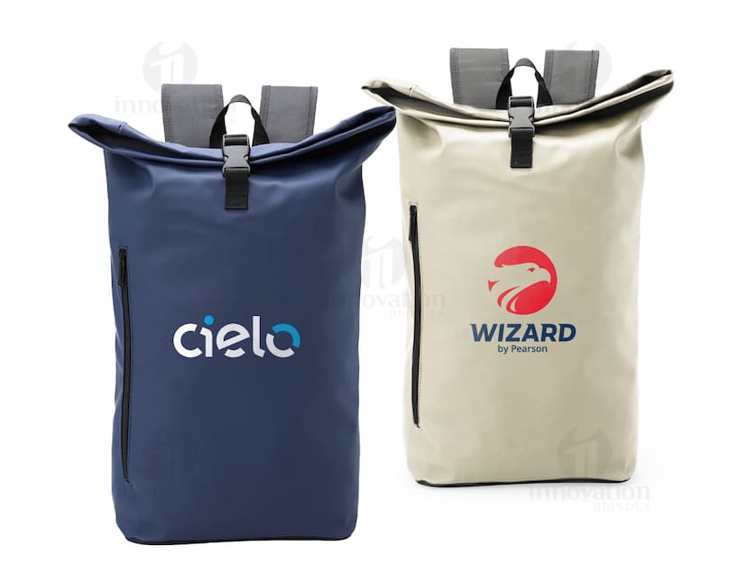 Mochila 26 Litros na cor preta com bolsos laterais, alças ajustáveis e zíper frontal.