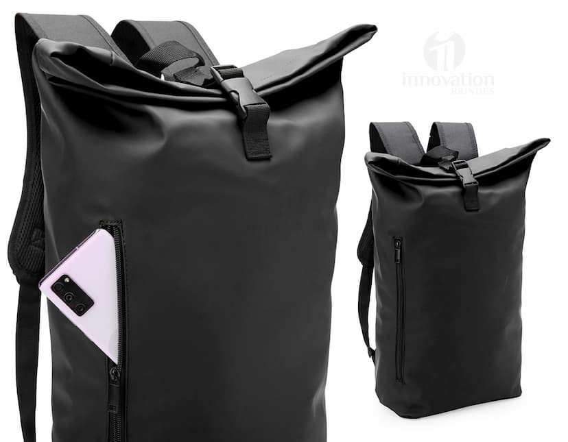 Mochila 26 Litros na cor preta com bolsos laterais, alças ajustáveis e zíper frontal.
