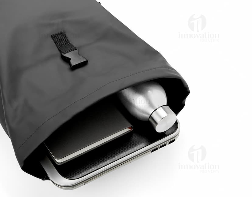 Mochila 26 Litros na cor preta com bolsos laterais, alças ajustáveis e zíper frontal.