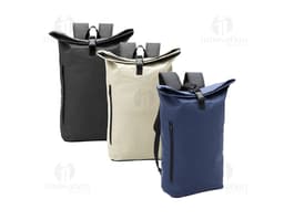 Mochila 26 Litros na cor preta com bolsos laterais, alças ajustáveis e zíper frontal.