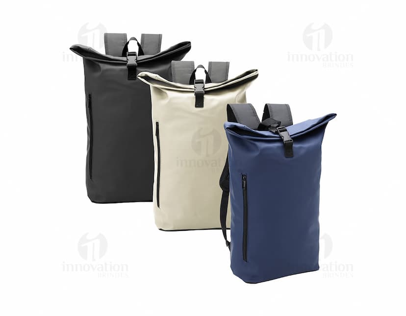 Mochila 26 Litros na cor preta com bolsos laterais, alças ajustáveis e zíper frontal.