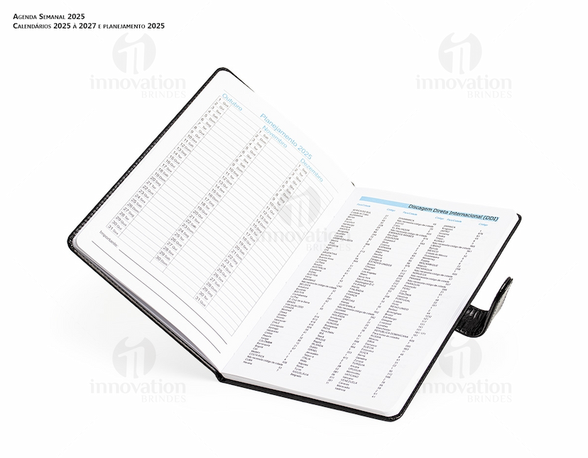 Agenda Semanal 2025 com capa de couro preto e páginas em branco para anotações diárias.