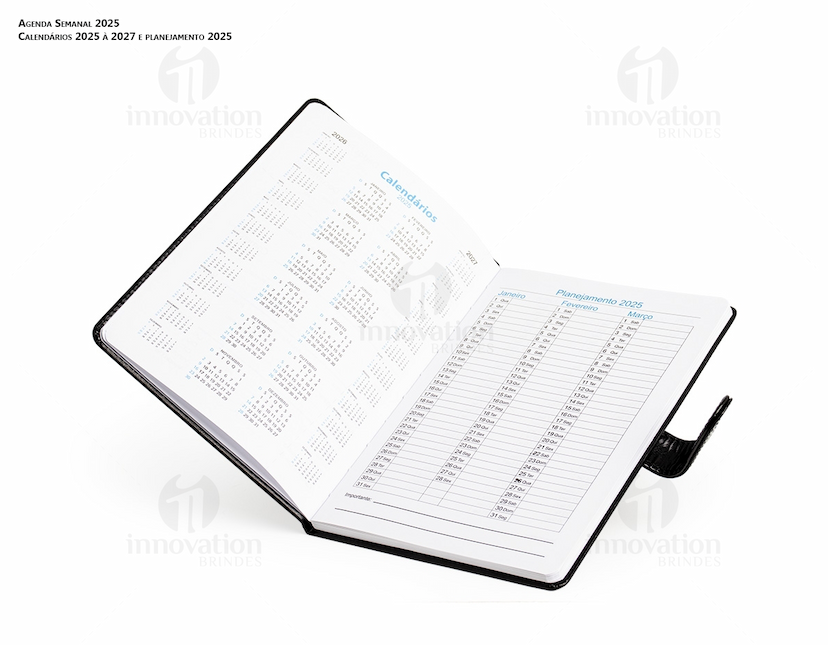 Agenda Semanal 2025 com capa de couro preto e páginas em branco para anotações diárias.