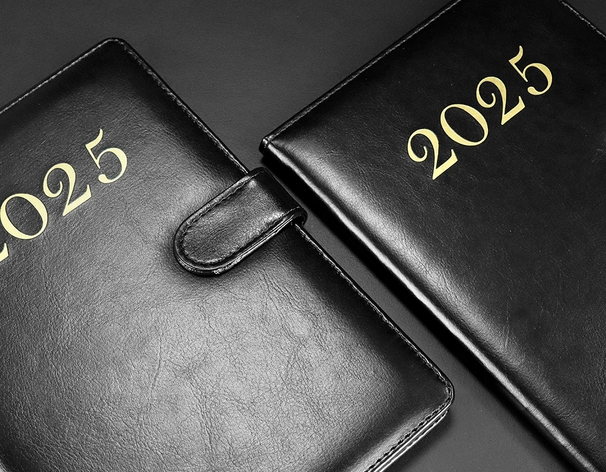 Agenda Semanal 2025 com capa de couro preto e páginas em branco para anotações diárias.