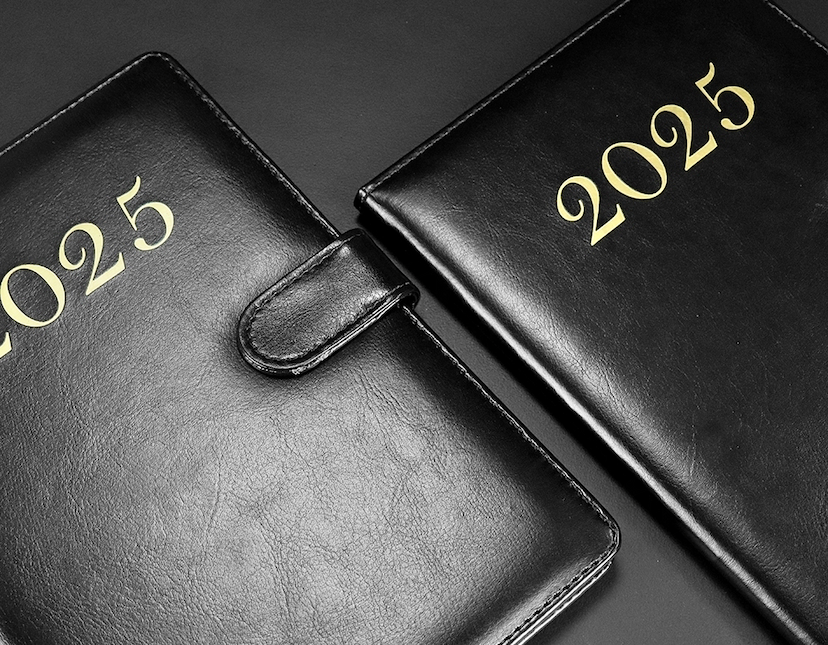 Agenda Semanal 2025 com capa de couro preto e páginas em branco para anotações diárias.