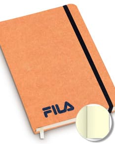 Caderneta tipo Moleskine preta com elástico e fita marcadora, de cantos arredondados e capa dura.