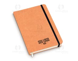 Caderneta tipo Moleskine preta com elástico e fita marcadora, de cantos arredondados e capa dura.