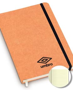 Caderneta tipo Moleskine com capa preta e elástico para fechamento, vista de cima em fundo branco.