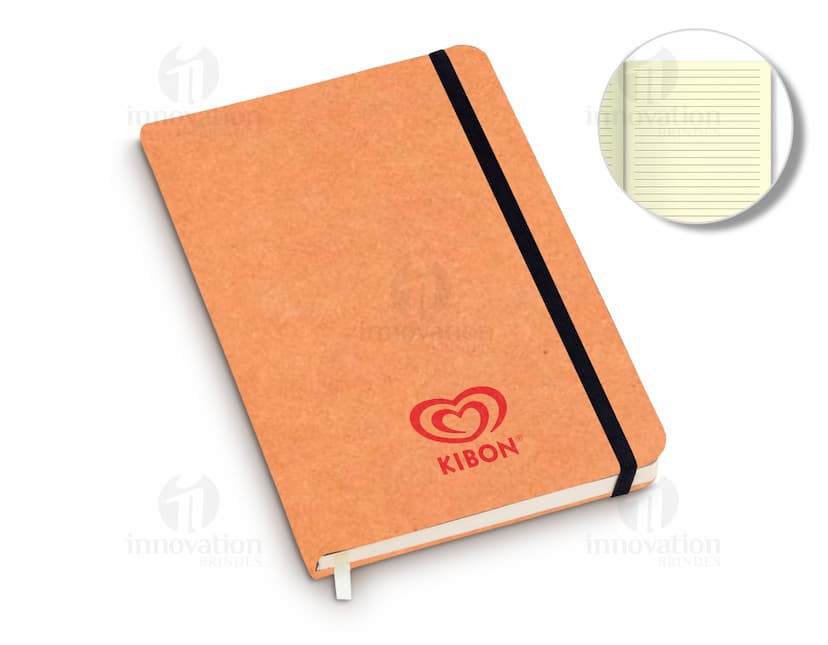 Caderneta tipo Moleskine com capa preta e elástico para fechamento, vista de cima em fundo branco.