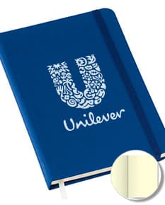 Caderneta sem pauta na cor azul, com capa dura e elástico para fechamento.