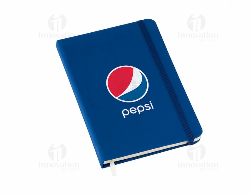 Caderneta sem pauta na cor azul, com capa dura e elástico para fechamento.