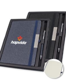 Kit contendo um caderno de anotações com capa dura e uma caneta elegante ao lado.