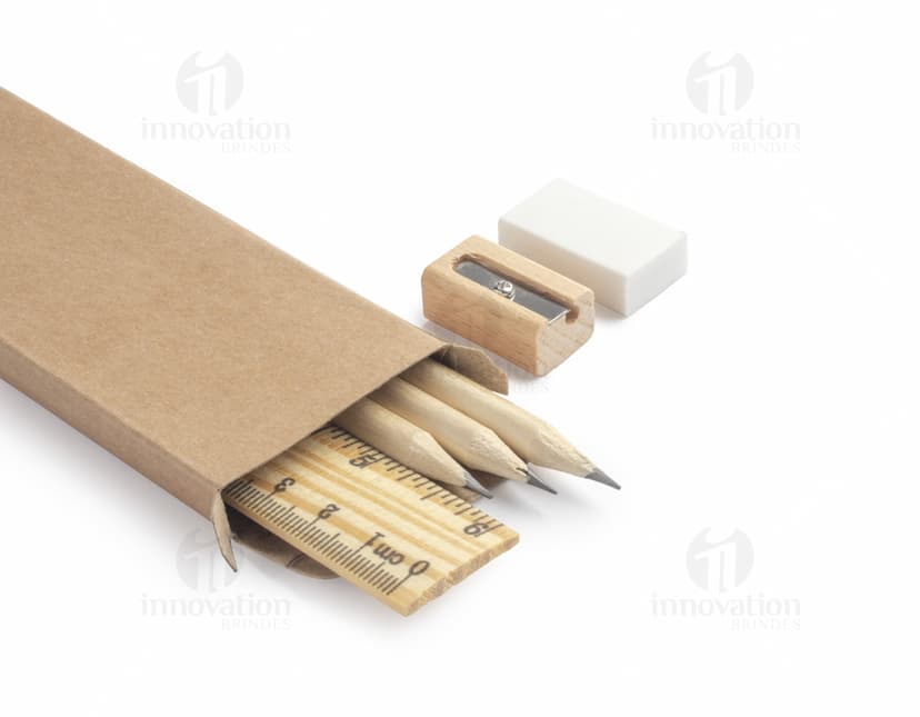 Kit escritório contendo caneta, caderno, borracha e clips de papel sobre a mesa de madeira.