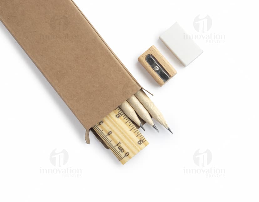 Kit escritório contendo caneta, caderno, borracha e clips de papel sobre a mesa de madeira.