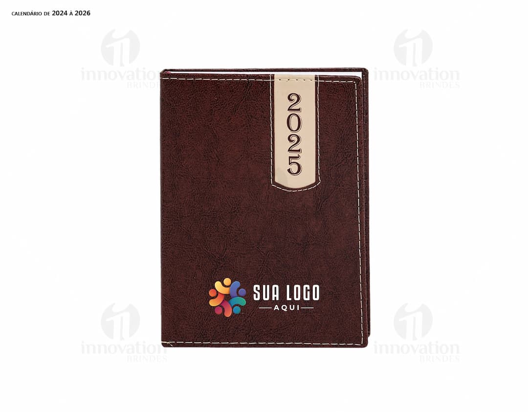 Agenda Couro Sintético preta com detalhes em dourado e fecho magnético.