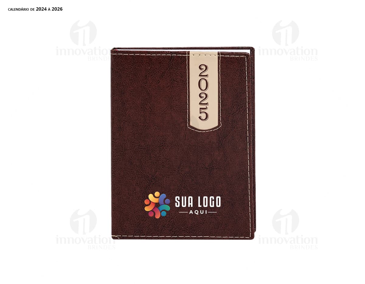 Agenda Couro Sintético preta com detalhes em dourado e fecho magnético.