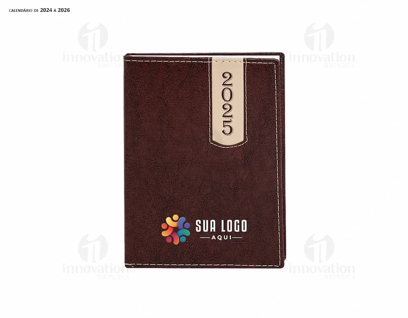 Agenda Couro Sintético preta com detalhes em dourado e fecho magnético.