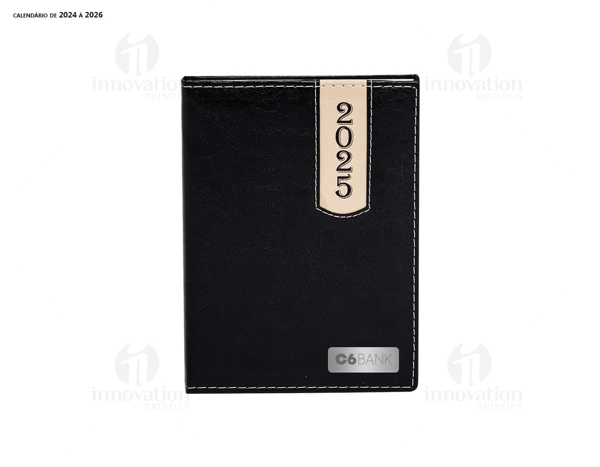 Agenda Couro Sintético preta com detalhes em dourado e fecho magnético.