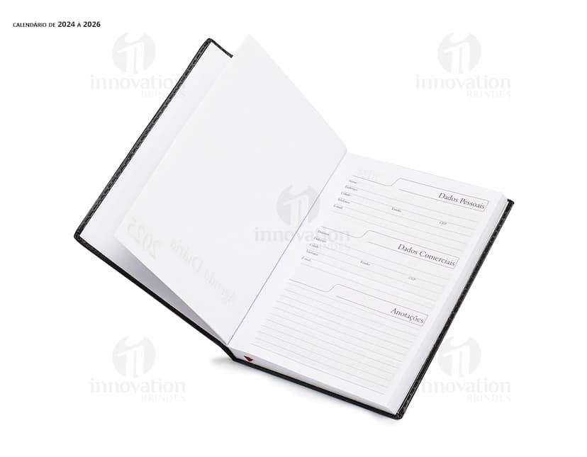 Agenda Couro Sintético preta com detalhes em dourado e fecho magnético.