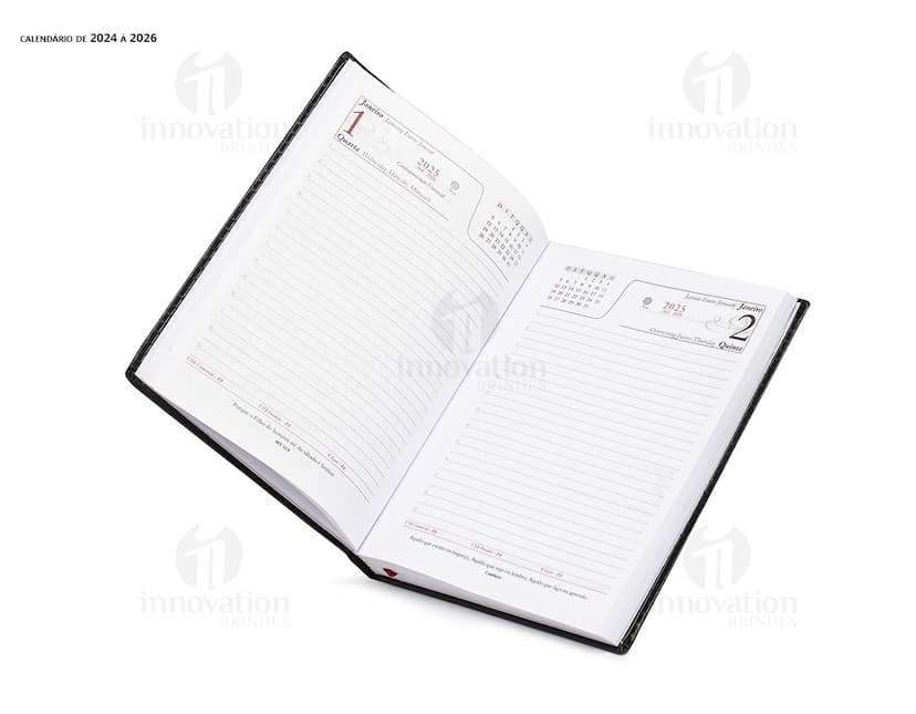 Agenda Couro Sintético preta com detalhes em dourado e fecho magnético.