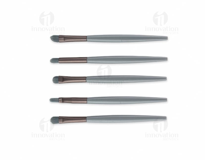 Kit Pincel 5 Peças, composto por cinco pincéis de diferentes tamanhos e formatos. Pincéis de cerdas macias e cabo ergonômico.