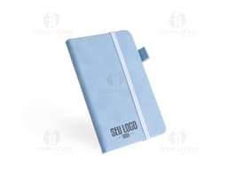 Carnet en PU de couleur rose avec fermeture élastique et détails dorés.