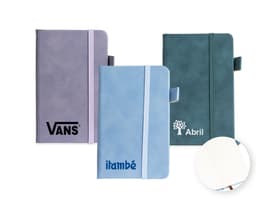 Carnet en PU de couleur rose avec fermeture élastique et détails dorés.