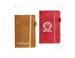 Carnet en PU de couleur rose avec fermeture élastique et détails dorés.