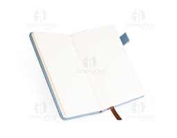 Carnet en PU de couleur rose avec fermeture élastique et détails dorés.