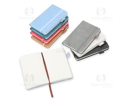 Carnet en PU de couleur rose avec fermeture élastique et détails dorés.