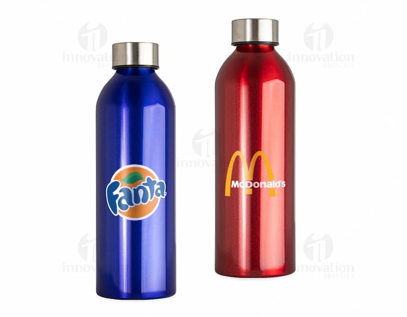 Garrafa de alumínio 800ml na cor prata, com tampa de rosca e design moderno.