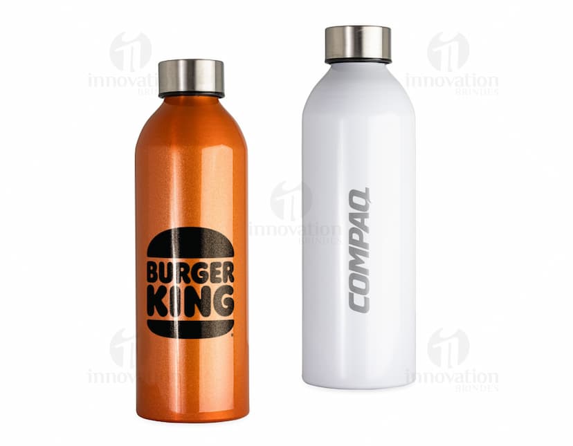 Garrafa de alumínio 800ml na cor prata, com tampa de rosca e design moderno.