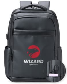 Mochila de couro sintético preta com capacidade de 36 litros, possui entrada USB para carregar dispositivos eletrônicos.
