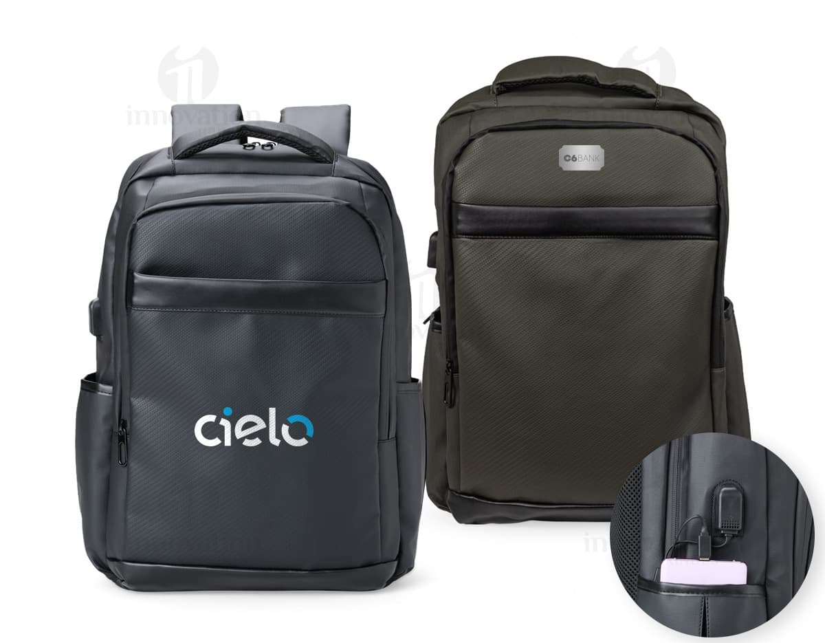 Mochila de couro sintético preta com capacidade de 36 litros, possui entrada USB para carregar dispositivos eletrônicos.