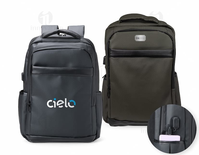 Mochila de couro sintético preta com capacidade de 36 litros, possui entrada USB para carregar dispositivos eletrônicos.
