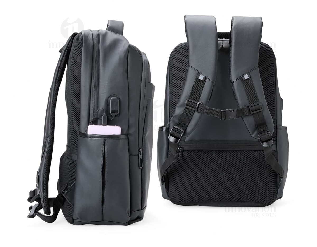 Mochila de couro sintético preta com capacidade de 36 litros, possui entrada USB para carregar dispositivos eletrônicos.
