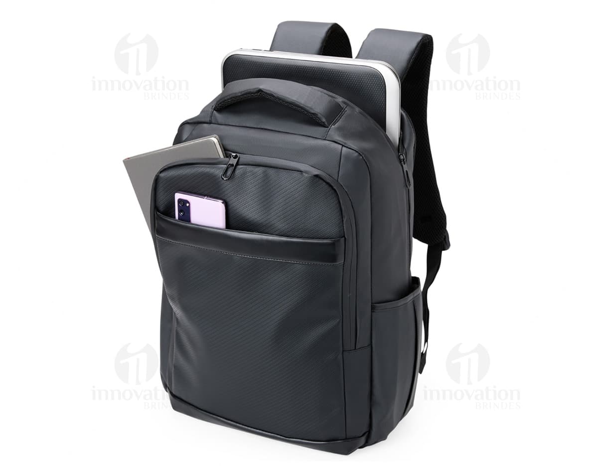 Mochila de couro sintético preta com capacidade de 36 litros, possui entrada USB para carregar dispositivos eletrônicos.