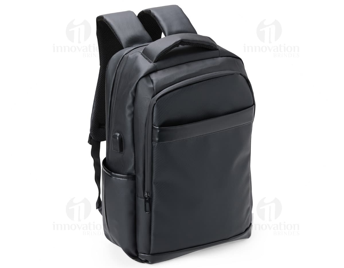 Mochila de couro sintético preta com capacidade de 36 litros, possui entrada USB para carregar dispositivos eletrônicos.