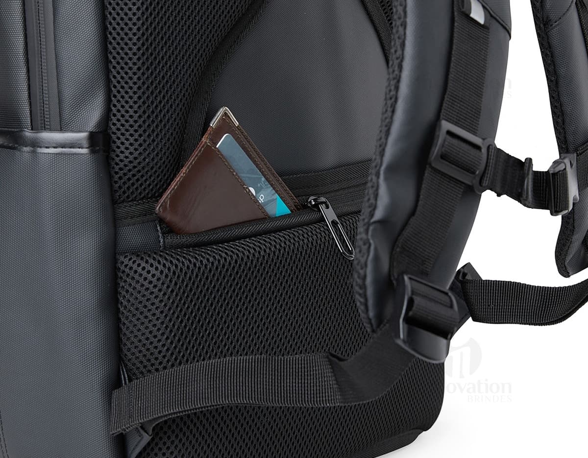 Mochila de couro sintético preta com capacidade de 36 litros, possui entrada USB para carregar dispositivos eletrônicos.