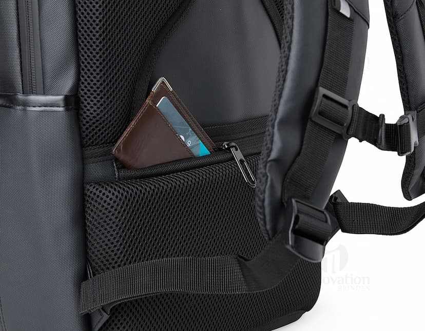 Mochila de couro sintético preta com capacidade de 36 litros, possui entrada USB para carregar dispositivos eletrônicos.