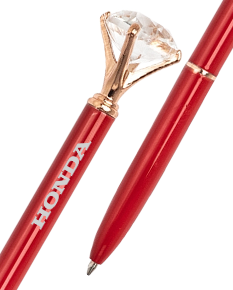 Caneta Metal Diamante, corpo em metal prateado com detalhes em formato de diamante.