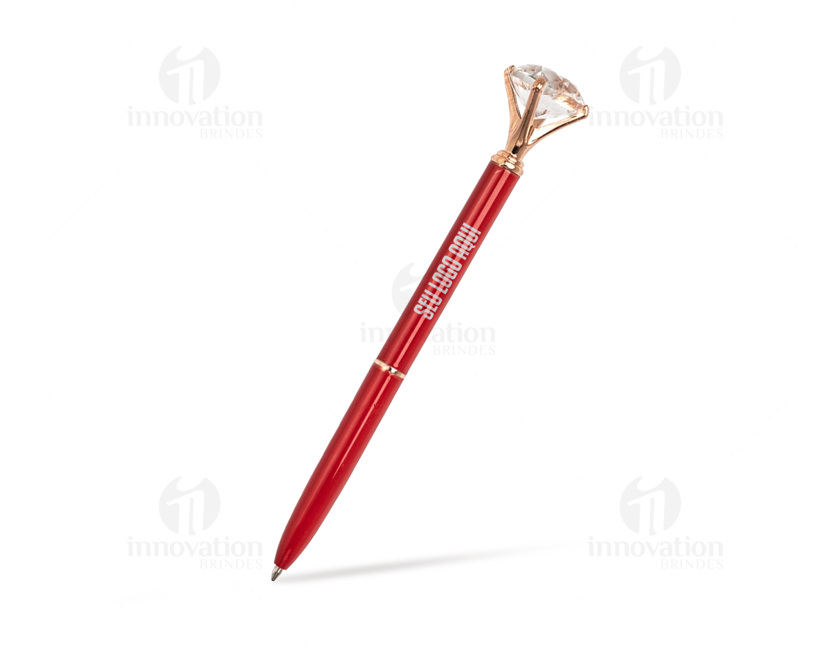Caneta Metal Diamante, corpo em metal prateado com detalhes em formato de diamante.