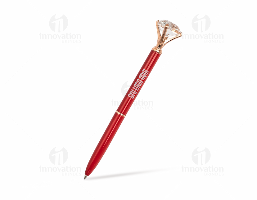 Caneta Metal Diamante, corpo em metal prateado com detalhes em formato de diamante.