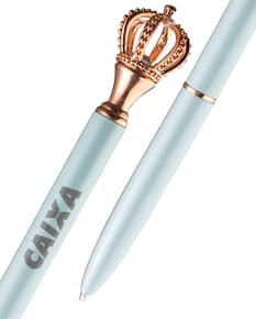 Caneta metal coroa de cor prateada, com design elegante e detalhes em relevo.
